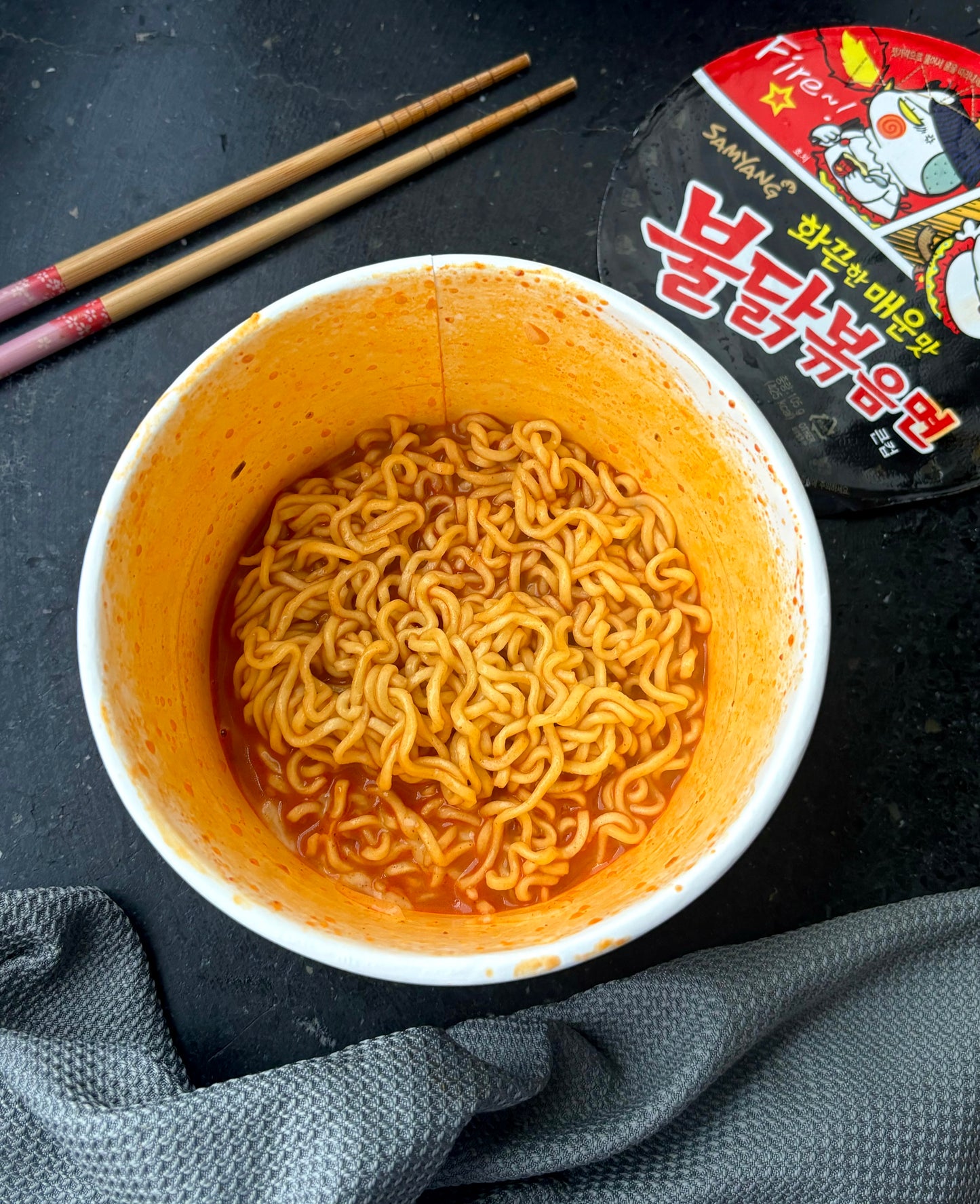 SAMYANG Buldak Ramen Cup Hot Chicken 105g (Schwarz)